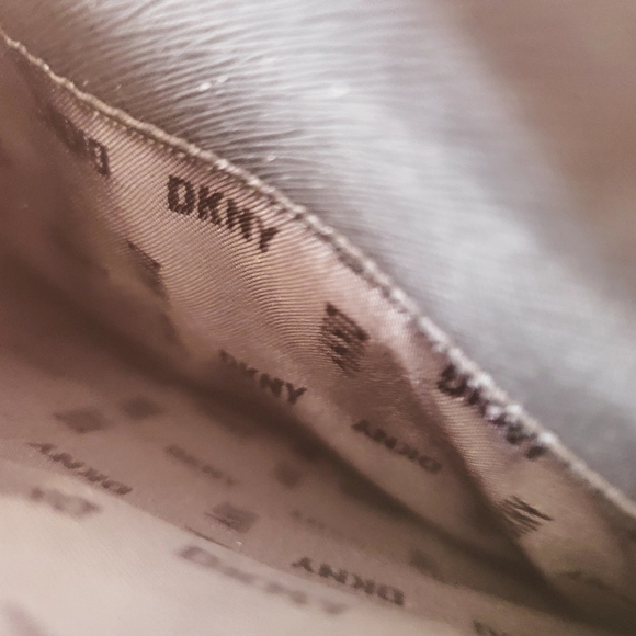 DKNY Crossbody lots of pockets - Picture 6 of 8